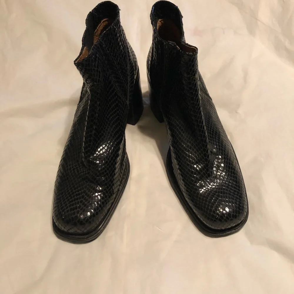 Nero Giardini Leather Snake-Embossed Ankle Booties - Picture 2 of 10